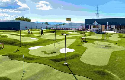 Otvoreni prvi mini golf tereni na krovu trgovačkog centra