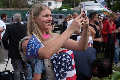 FOTO Evo kako izgledaju izbori u Americi: Gužve, bizarne lutke Trumpa, a 'glasuju' i mačke