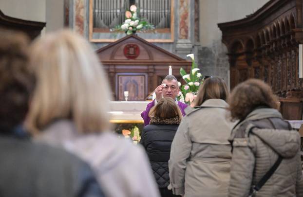 24sata Mnogobrojni hodo&ccaron;asnici pohodili su grad Assisi povodom obljetnice smrti Franje Asi&scaron;kog