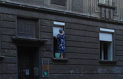 "Super baka": Izašla je kroz prozor i s njega oprala prašinu