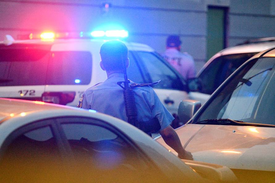 Propucao šestero policajaca i zabarikadirao se u svoj stan