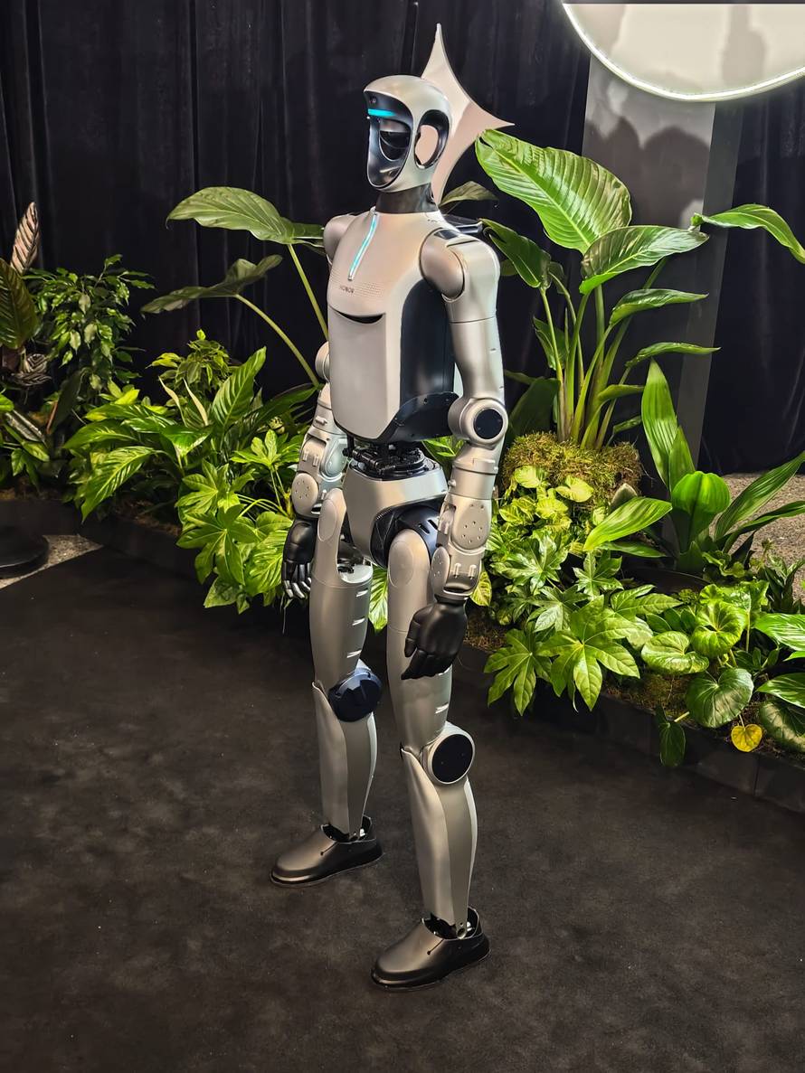 VIDEO Honorov robotski udar: Telefon s kamerom kao iz crtića i robot na dvije noge ukrali šou