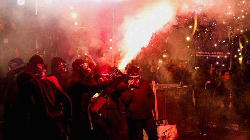 FOTO Kaos u Tirani: Prosvjednici bacali molotovljeve koktele na zgradu vlade zbog korupcije