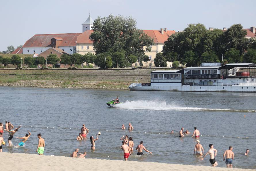 Osijek: Velika temperature je natjerala građane da potraže rashlađenje na Dravi