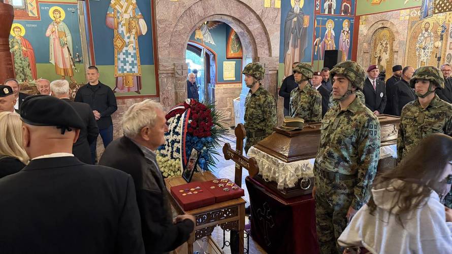 Beograd: Kovčeg s tijelom ratnog zločinca Ratka Mladića izloženo je u Crkvi Svetog apostola Luke