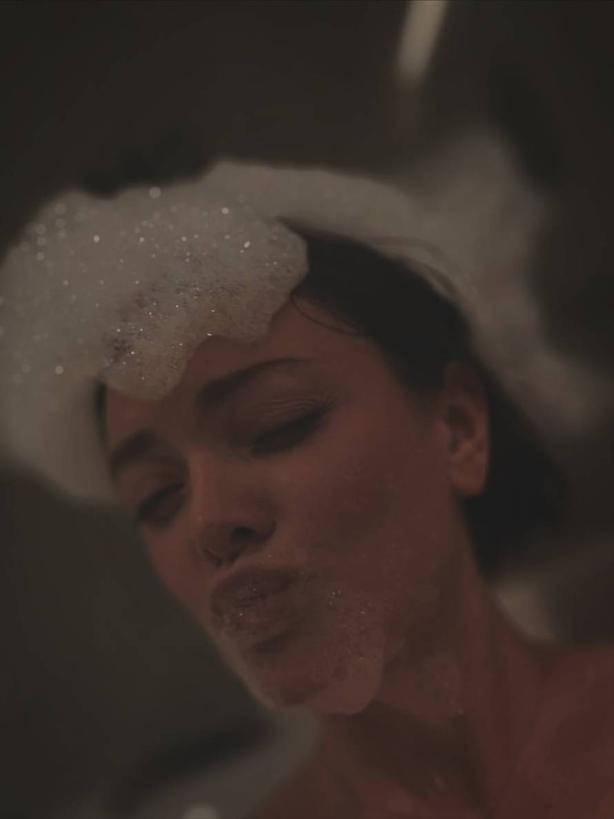 FOTO Jedva dočekala kupanje u pjeni: Ella Dvornik objavila golišave fotografije iz kade