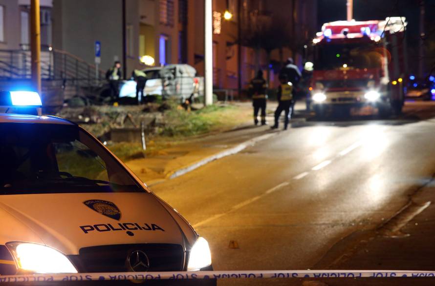 Udarili u drvo i ogradu pa ispali iz auta: Imali su tek 24 godine