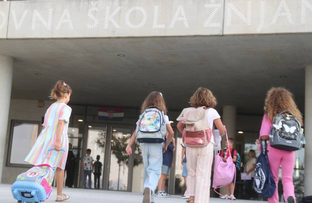 Split: Osnovci škole Žnjan-Pazdigrad s radošću dočekali povratak u školske klupe