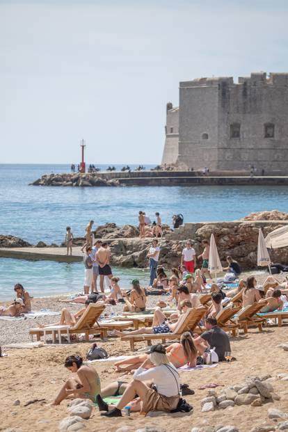 Na Plaži Banje u Dubrovniku kao da je počelo ljeto