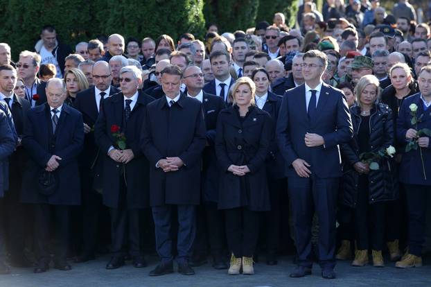 Vukovar: Brojna izaslanstva na Memorijalnom groblju položila vijence za poginule