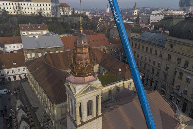 POGLED IZ ZRAKA Zagreb: Kupola teška 6 tona napokon je vraćena na toranj crkve
