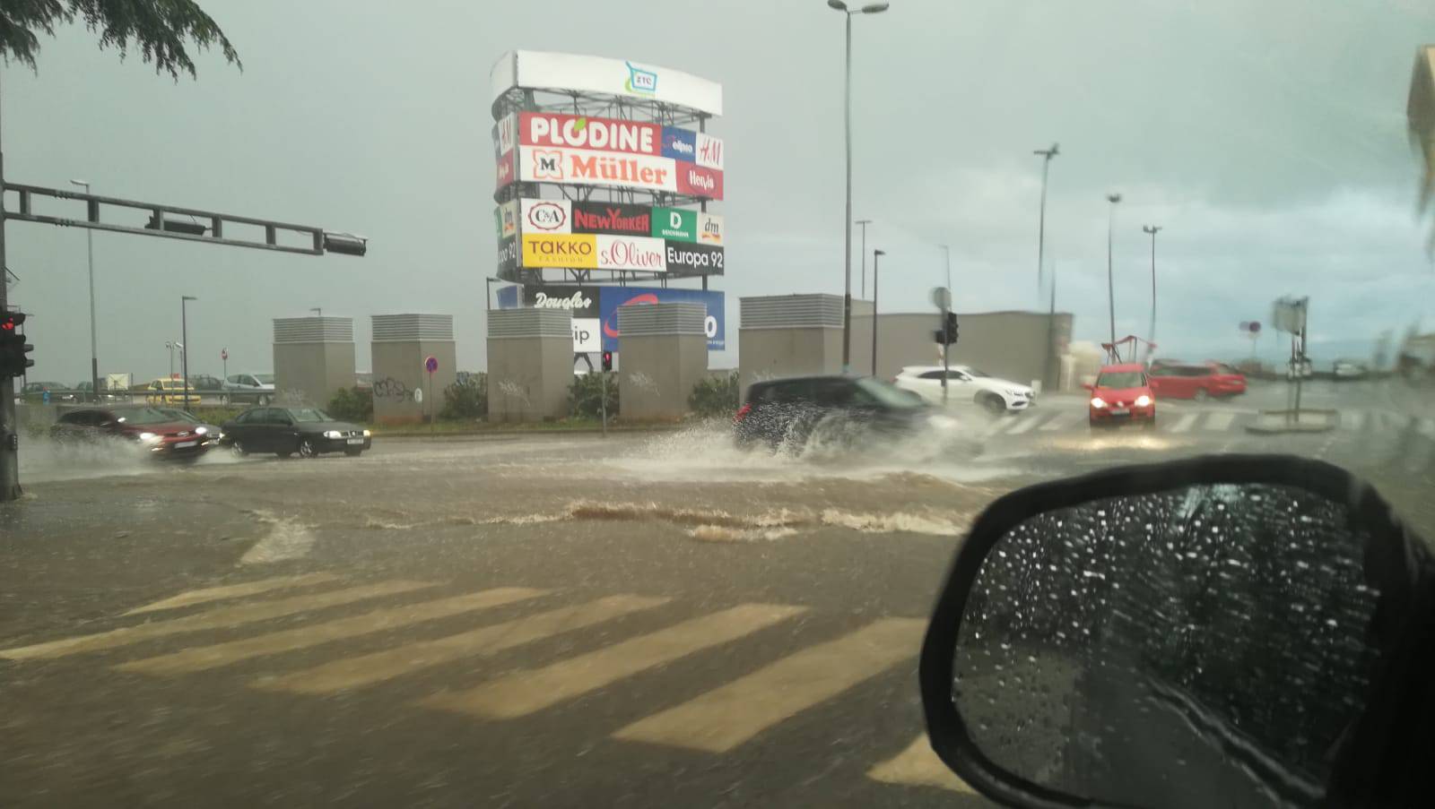 Potop u Rijeci: Bujice vode na cestama, problemi u prometu