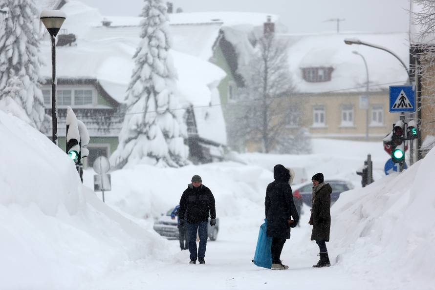 Zameteni u Delnicama: Nanosi snijega do balkona na 1. katu!