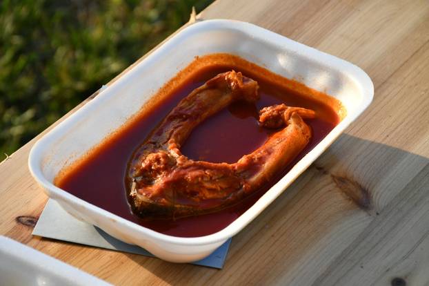 FOTO Otvoreno prvenstvo u kuhanju Fiša: Kotlovi i miris ribe preplavili Slavonski Brod