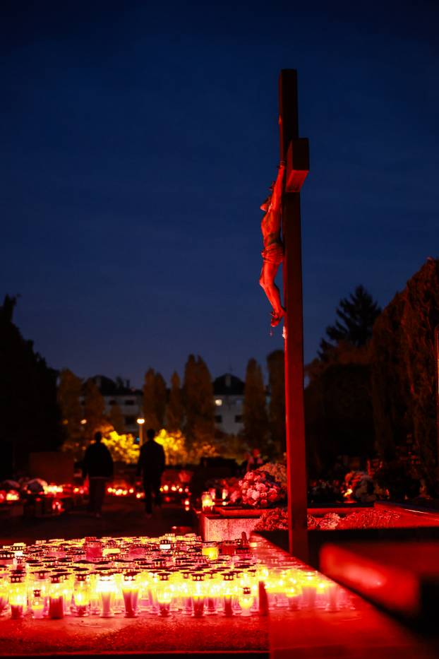Zagreb: Trepet svijeća u sumrak na groblju Stenjevec na blagdan Svih svetih