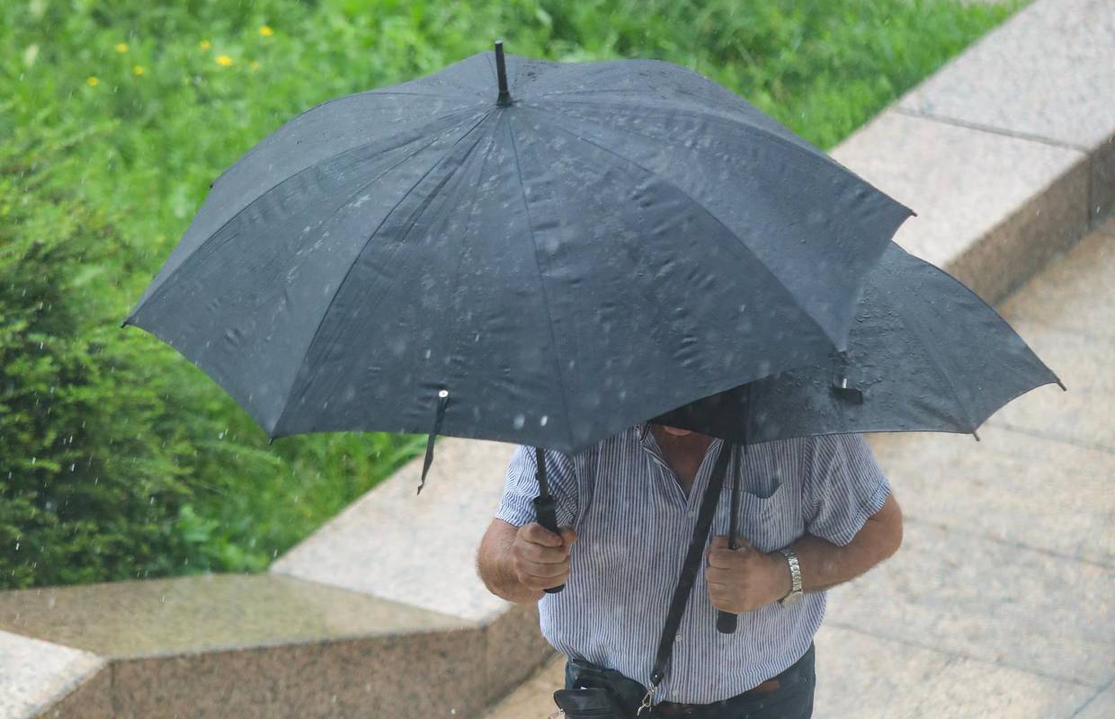 Kakvo je vrijeme u Zagrebu? Pa, toliko pljušti kiša da je čovjek sa sobom nosio čak 2 kišobrana