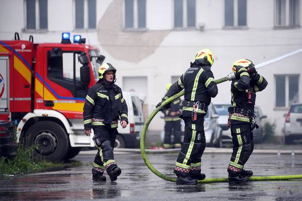 Zagreb: Gori objekt na Krugama, vatrogasci na terenu