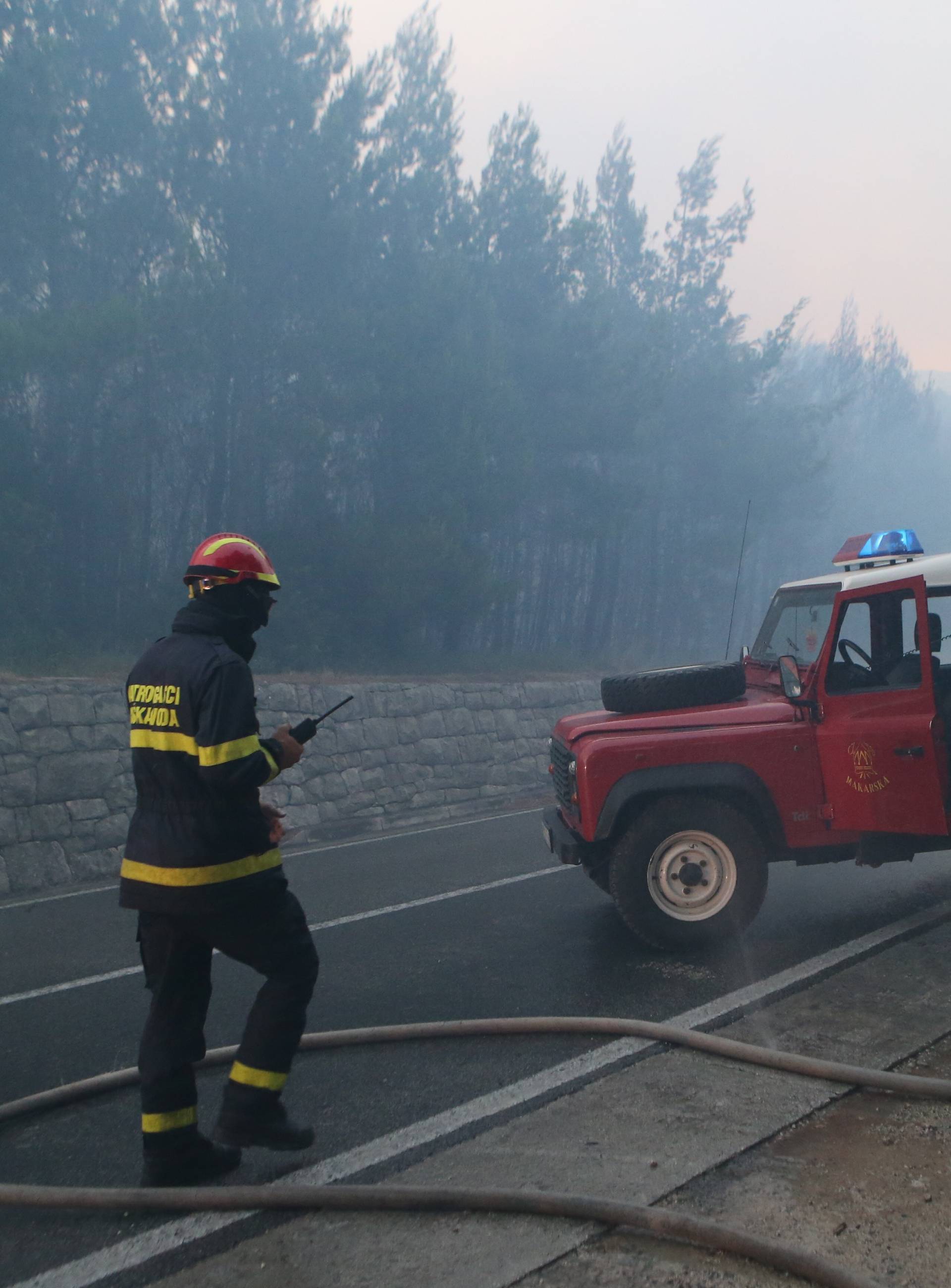 Kanader pomaže u gašenju, u Makarsku stiže i 150 vojnika