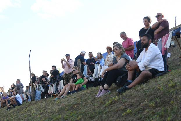 Koprivnica: Gosti iz Italije priredili nastup sa zastavama na Renesansnom festivalu