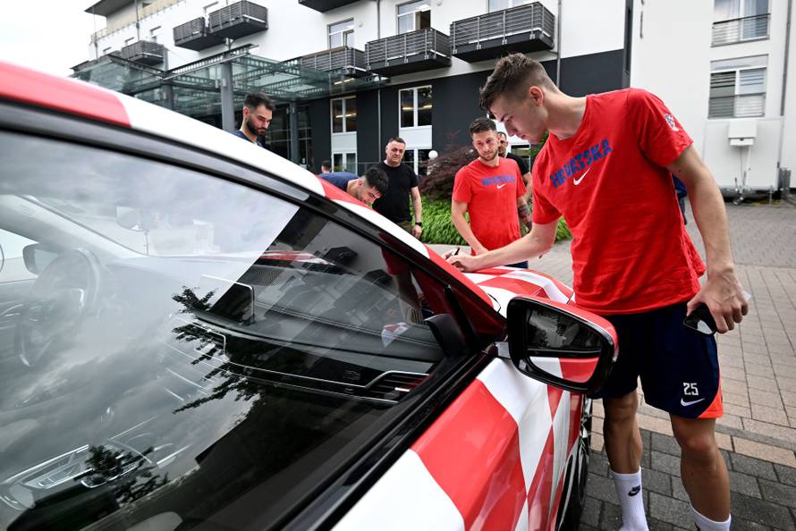 Neuruppin: Hrvatski reprezentativci potpisali se na navijački auto
