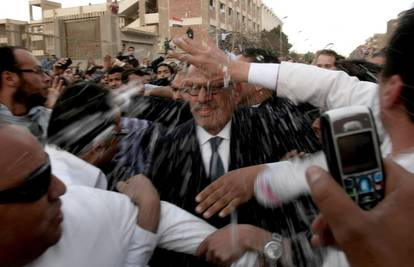 ElBaradeija su aktivisti gađali kamenjem i zalijevali vodom