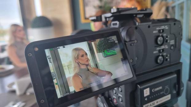 FOTO Srpska voditeljica osvojila euroligaške parkete, zablistala i u Zadru. Govori tri strana jezika