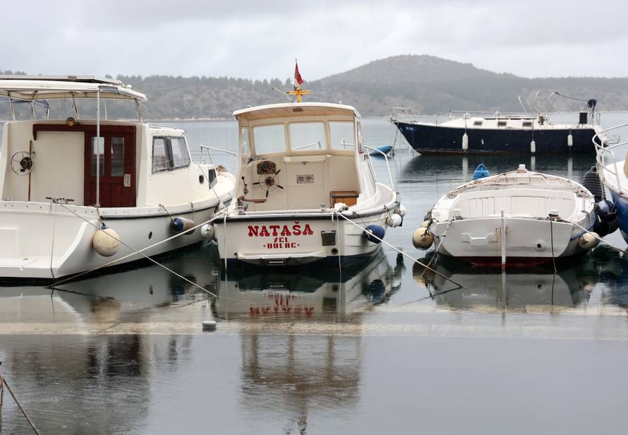 Šibenik: Jugo potopilo Dolac, cijela riva je pod morem