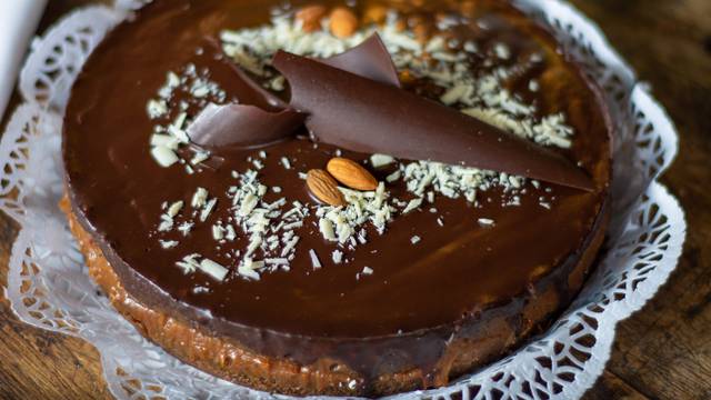 Za slatkoljupce: Čokoladna torta s komadićima mliječne čokolade