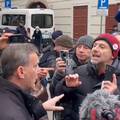 VIDEO Okružili ga: Pogledajte kako se prosvjednici svađaju s doktorom na Markovu trgu