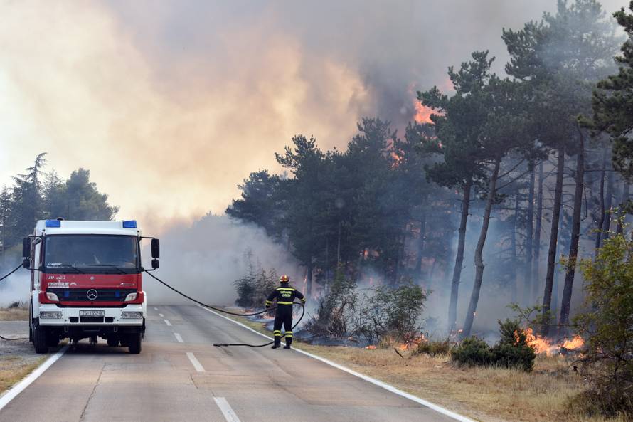 Evakuirali stanovnike sela kod Drniša: 'Ovo je velika nesreća'