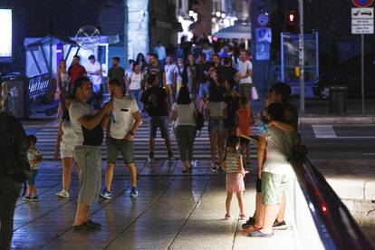 Turisti u šetnji Zadrom noću