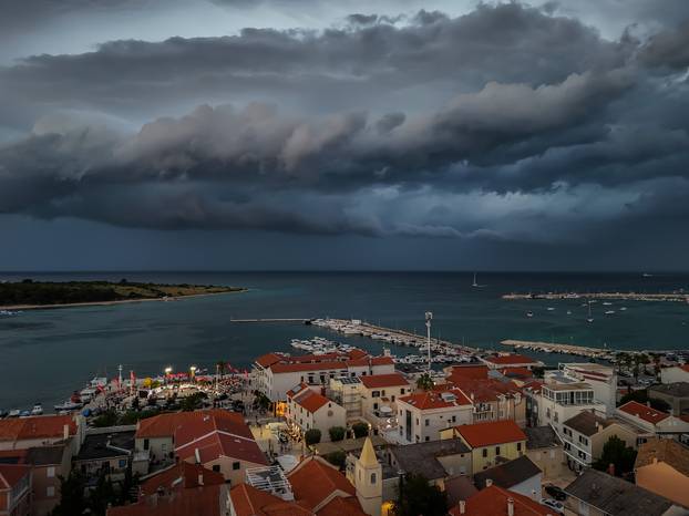 Novalja: Dolazak olujnog nevremena nad Novalju