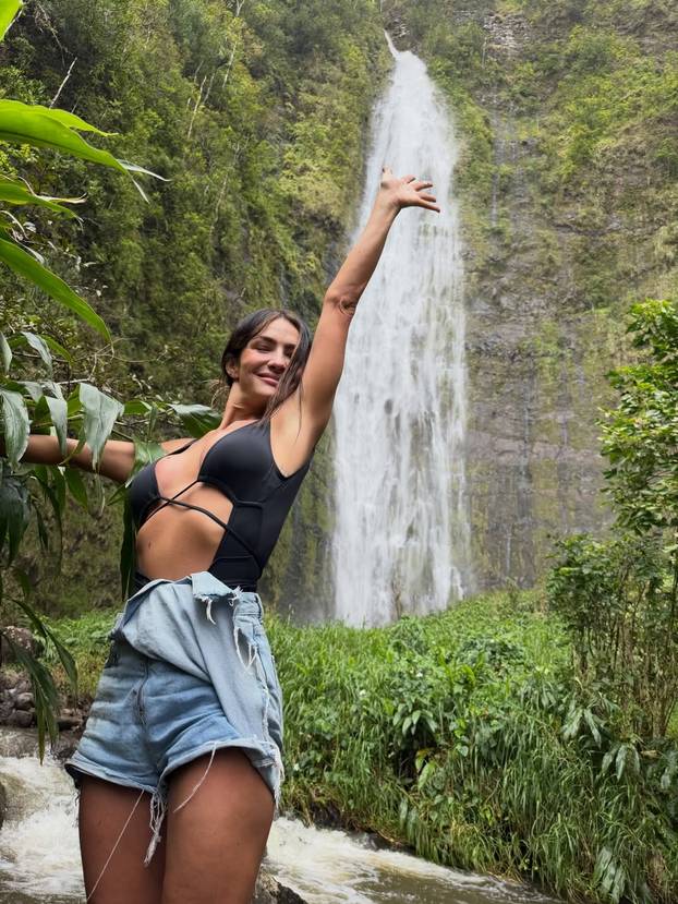 Sestra fatalne Sofije Vergare pokazala kako joj stoji bikini. Fanovi ne mogu doći k sebi