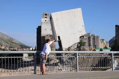 FOTO Nakon nekoliko pokušaja: Srušen Krivi toranj u Mostaru