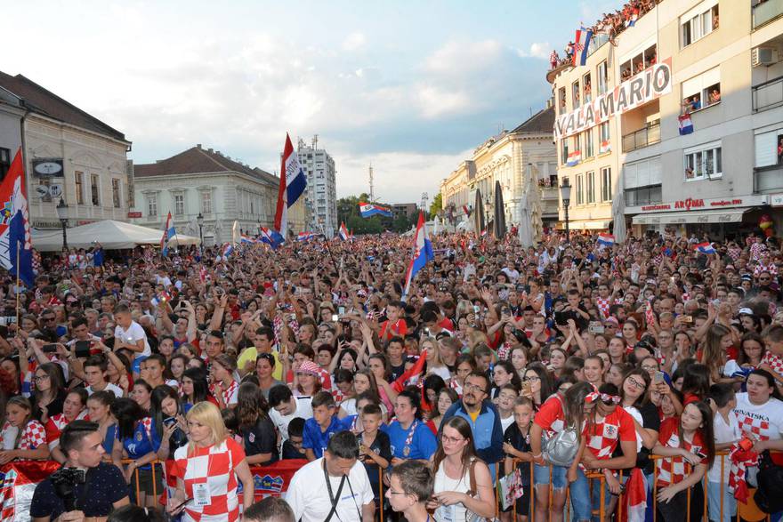 Ovako su Karlovac i Slavonski Brod 2018. dočekali svoje heroje Dejana Lovrena i Marija Mandžukića