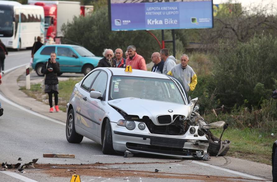 Krš i lom na ulazu u Šibenik: BMW bez pola prednjeg dijela