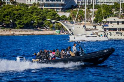 FOTO Turisti uživaju na Hvaru: Ljeto se tu nije do kraja predalo