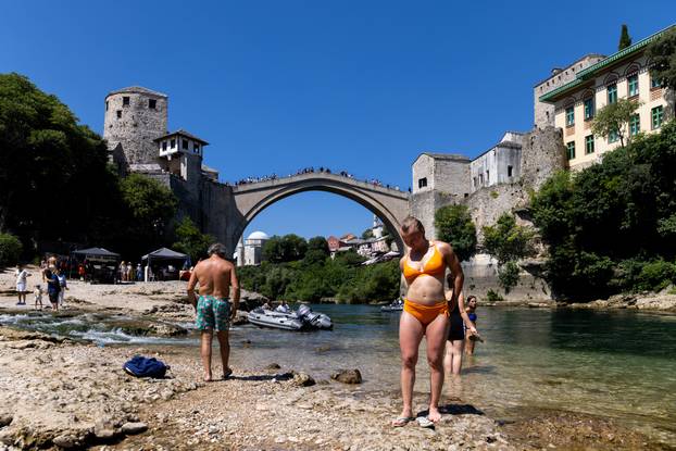 Vrućine u Mostaru: Brojni turisti i građani osvježenje traže u Neretvi
