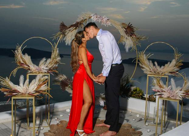 FOTO Zbog supruga je prešla na islam, a optužili su ju da zbog njene 'magije' on ne igra za BiH