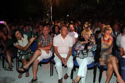 FOTO  Ćirin život kroz fotografije: Družio se s političarima, a nikog nije odbijao za fotografiju