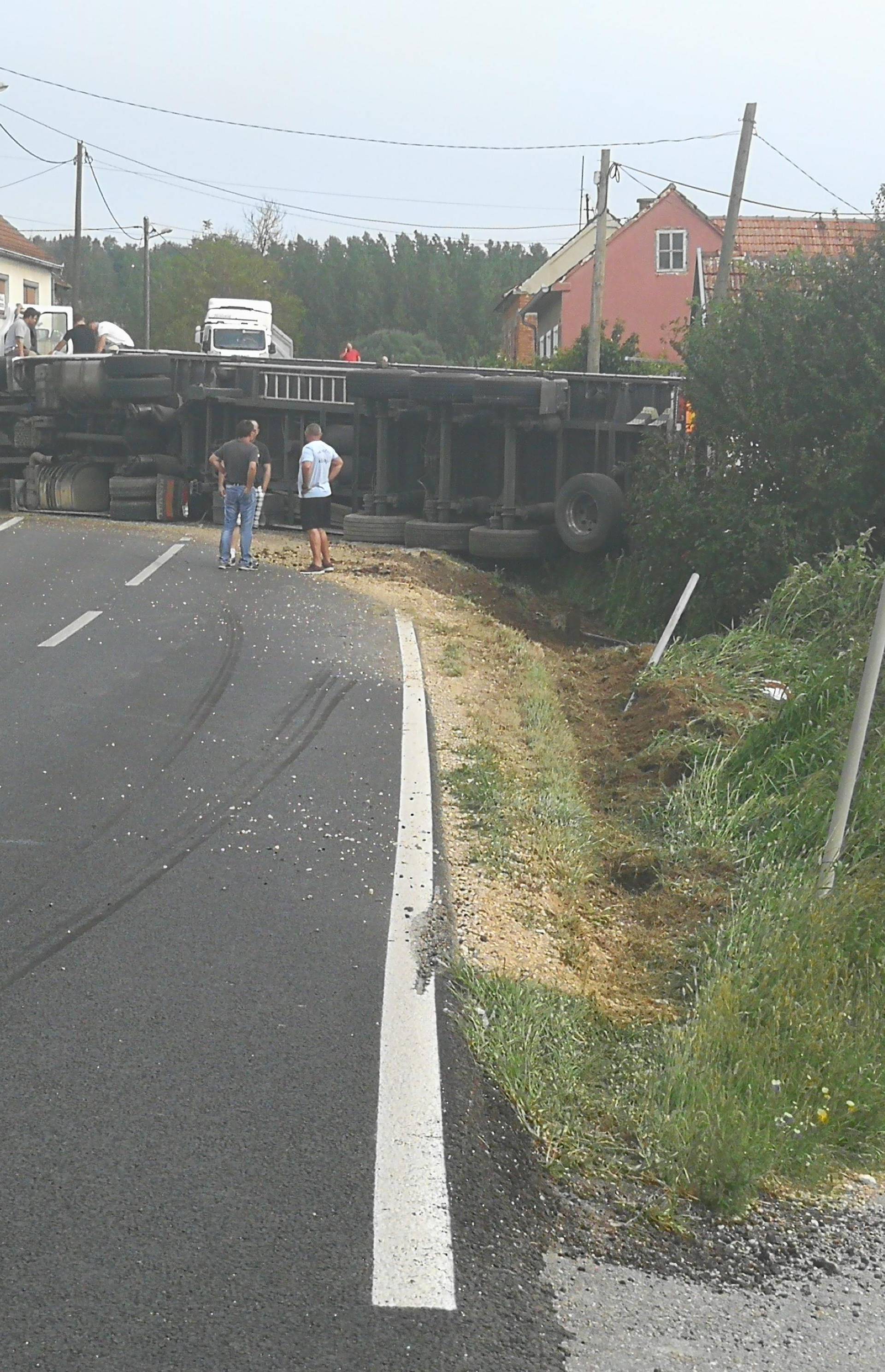 Prevrnuo se kamion u blizini Koprivnice, jedan ozlijeđen