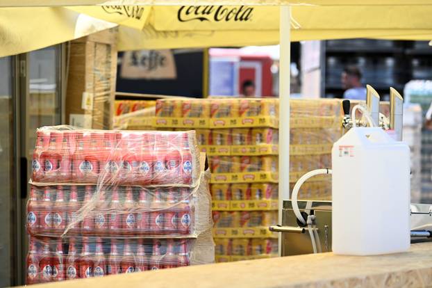 Zagreb: Fan zona na Bundeku uoči Thompsonovog koncerta