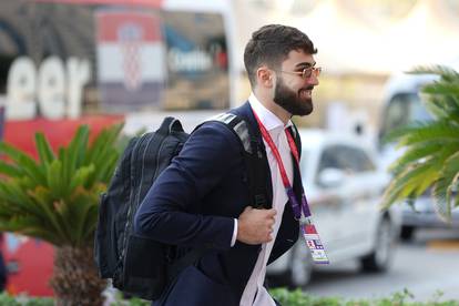 Stigli u Dohu: Igrači hrvatske nogometne reprezentacije u sjajnom raspoloženju ispred hotela Hilton