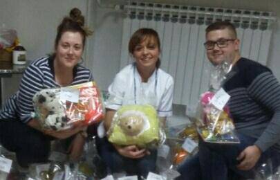 Medicinske sestre dale poklone i slatkiše djeci izbjeglicama