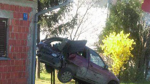 Pijani tinejdžer ukrao tati auto: Zadnji kraj 'nasadio' na ogradu