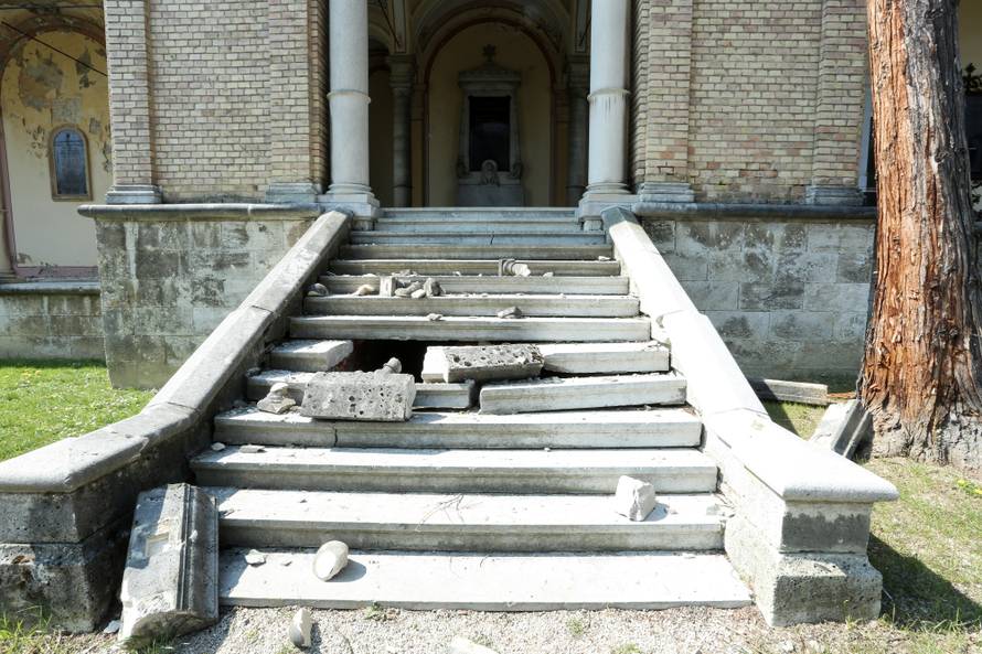 Mirogoj devastiran: U potresu oštećeno čak 6000 grobova...