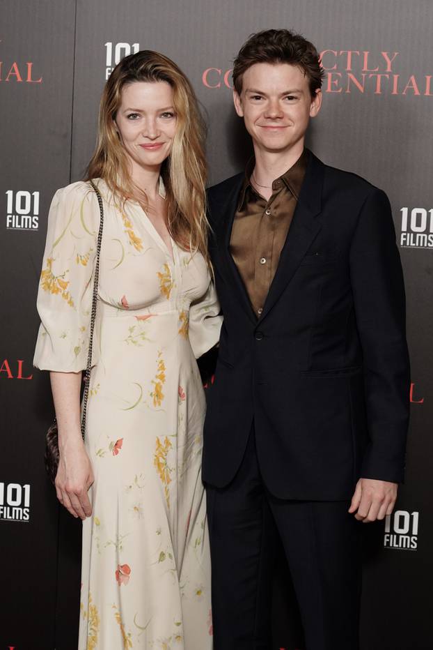 Elizabeth Hurley u odvažnoj svjetlucavoj haljini podržala sina Damiana na londonskoj projekciji njegovog filma 'Strogo povjerljivo'