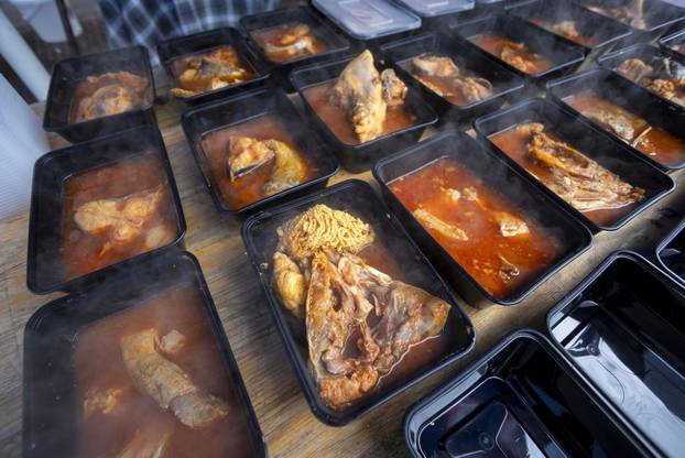 Osijek: Tradicionalna podjela blagdanskog fiš paprikaša na Trgu Svetog Trojstva