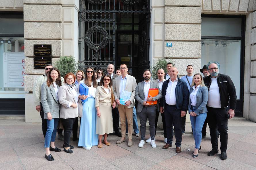 Rijeka: Marko Filipović predaje skupljene potpise za izbore