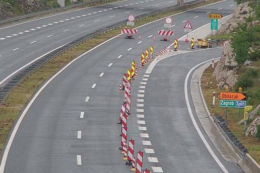 HAK UPOZORAVA Kolnici skliski, a ima i magle. Katamarani su u zastoju. Evo gdje su 'kolapsi'